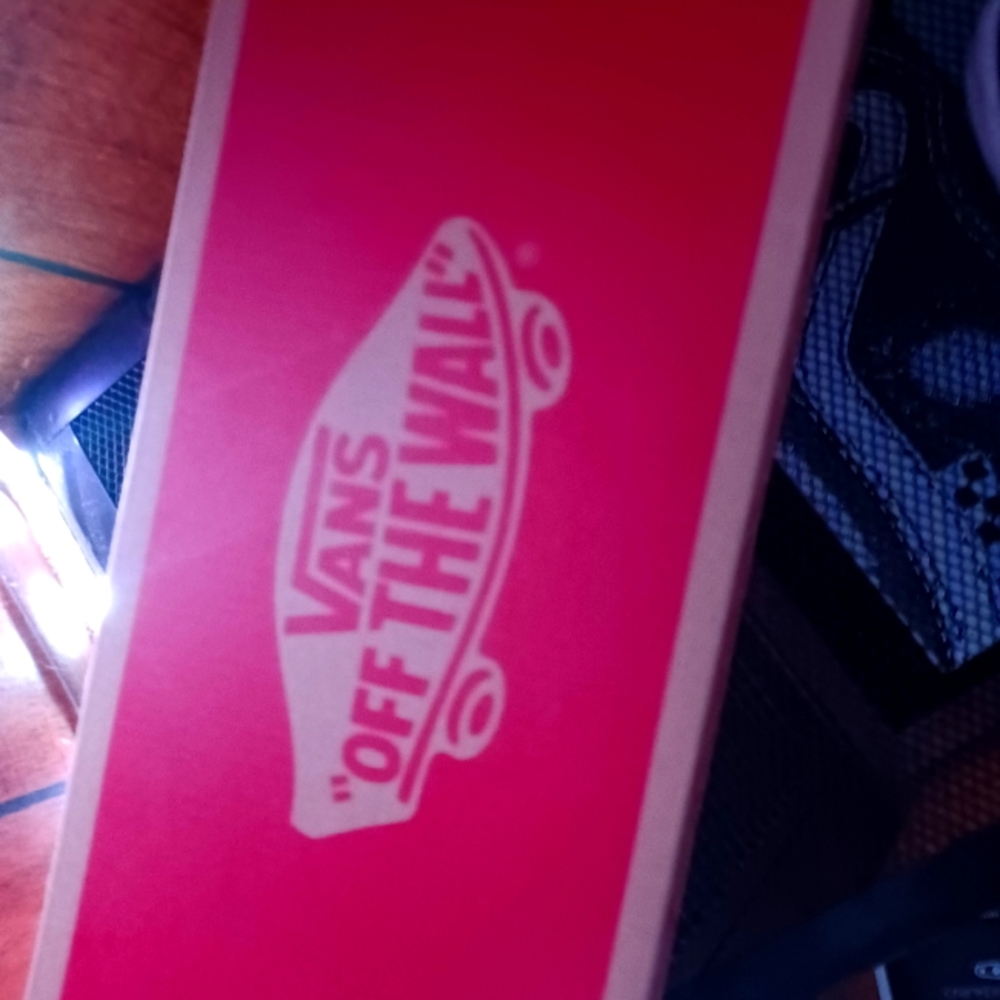 Im selling some shoes